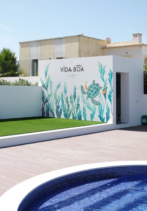 Pool Mural Outdoor Wall Art, Pool Wall Mural Ideas, Mural Design Wall Exterior, Sea Mural Painting, Pool Murals Painted Walls, Ocean Mural Painting, Beach Mural Painted Wall, Beach Mural Ideas, Outdoor Wall Painting Ideas