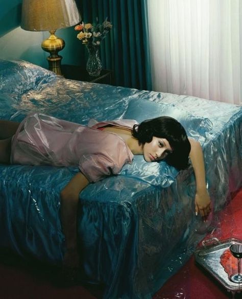 textil de cubrelecho Miles Aldridge, Arizona Muse, Tableaux Vivants, Magazine Vogue, Felicity Jones, Riot Grrrl, Poses References, Cinematic Photography, Vogue Italia