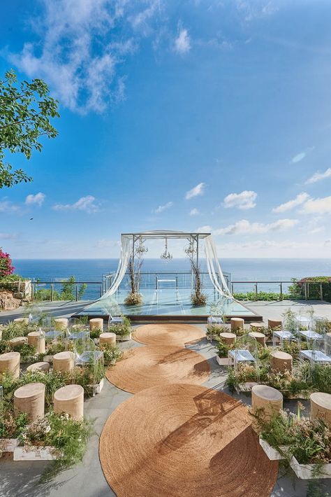 Introducing a beautiful new wedding theme – the Air Wedding, created by Tirtha decoration service Hanamizuki by Tirtha at Tirtha Uluwatu in Bali! This romantic and sustainable design will be launched in 2022 to fulfill the destination wedding dream you’ve been waiting for. » Praise Wedding Community Tirtha Uluwatu Wedding, Beachside Wedding Decor, Destination Wedding Decor, Decoration Evenementielle, Dream Wedding Decorations, Beachside Wedding, Wedding Concept, Phuket Wedding, Ocean Wedding