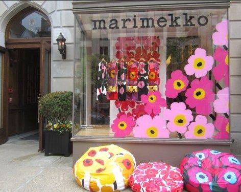 Retail Window Graphics, Summer Window Displays, Spring Window Display, Vitrine Design, Store Front Windows, Window Mural, Window Display Retail, Summer Window, Storefront Design