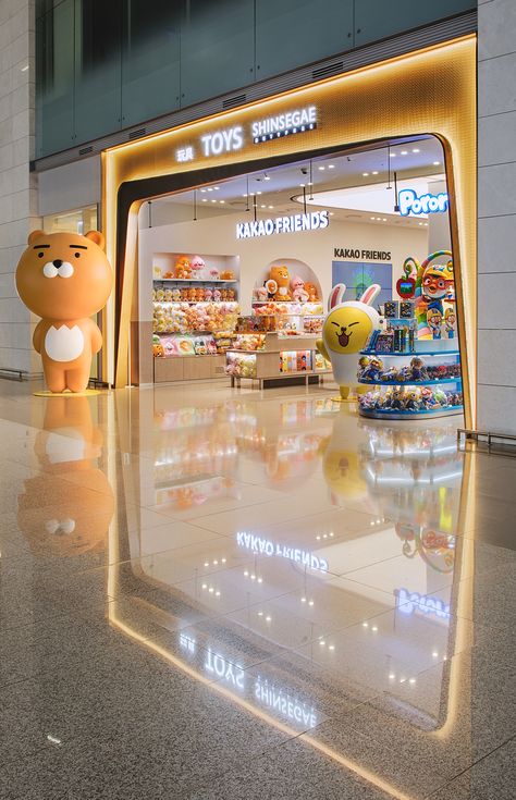 Toys Store Design, Store Entrance Design, Toy Store Design, Baby Store Display, Duty Free Store, Casa Disney, Store Entrance, Kids Toy Store, Retail Space Design