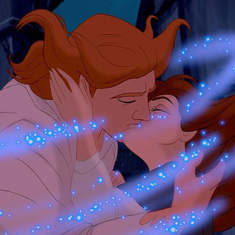 38 of the Best Disney Kisses of All Time: Nothing warms the heart like a good animated Disney movie, and the tender, funny, and romantic relationships in these iconic films really have a way of staying with us. Disney Princess Kiss, Princesa Disney Bella, Disney Kiss, Non Disney Princesses, Disney Challenge, Belle And Beast, Princesa Disney, Arte Disney, Disney Beauty And The Beast