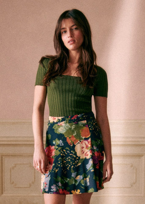 Elevate your spring wardrobe with our Mariata Skirt, a charming short skirt featuring the vibrant Trianon floral print inspired by the radiant streets of Palermo. With a slightly flared silhouette, it promises effortless style and feminine elegance perfect for a sun kissed afternoon in spring. Short Flare Skirt Outfit, Flare Skirt Outfit, Short Flare Skirt, Cute Colorful Outfits, Outfit Estate, Office Outfit Inspiration, Green Floral Skirt, Short Skirts Outfits, Olive Green Skirt