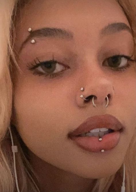 Eyebrow Piercing Scar, Middle Lip Piercing, Face Peircings, Lip Peircings, Piercings Nase, Lip Piercing Labret, Piercings Bonitos, Unique Body Piercings, Lip Piercing Jewelry