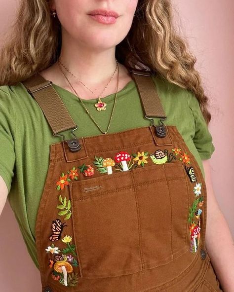 Vintage Hippy Outfits, Embroidery For Clothes Ideas, Embroidering Clothes Diy, Diy Clothing Accessories, Flower Embroidery Clothes, Flower Embroidery On Clothes, Hand Embroidery On Sweater, Diy Embroidered Clothes, Sewing Flowers On Clothes