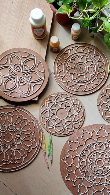 Lipan Art Design Drawing, Diy Decor With Cardboard, Easy Lipan Art, Round Lippan Art Mirror Wall, Clay Art On Mirror, Cute Mirror Diy, Lippan Art Coasters, Lippin Art Design, Clay Mandala Art