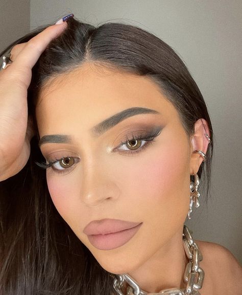 Brown Eye Make Up Looks, Natural Brown Smokey Eye, Maternity Glam Makeup, Crazy Prom Makeup, Kim K Eye Makeup, Smoky Brown Eye Makeup Natural, Matte Eyeshadow Looks For Brown Eyes, Soft Matte Makeup Look, Makeup Looks Cat Eye