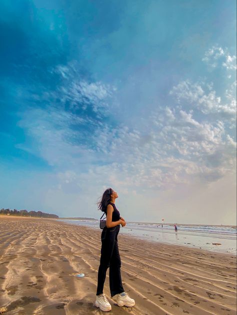 Goa Beach Pictures Poses, How To Click Pics On Beach, Daman Beach Photography, Beach Poses Ideas Aesthetic, Photo Pose On Beach, Photos To Click On Beach, Poses For Beach Pics, Beach Photography Ideas Instagram, Kerala Photoshoot Ideas