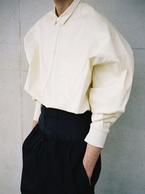 Yohji Yamamoto, Minimalist Moda, Black And White Outfit, Moda Chic, Studio 54, Stil Inspiration, Moda Vintage, 가을 패션, Chi Chi
