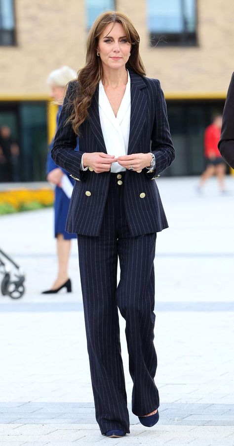 Pinstripe Suit Women, Blue Pinstripe Suit, Kate Middleton Style Outfits, Looks Kate Middleton, Estilo Kate Middleton, Holland Cooper, Conservative Fashion, Princesa Kate Middleton, Kate Middleton Outfits