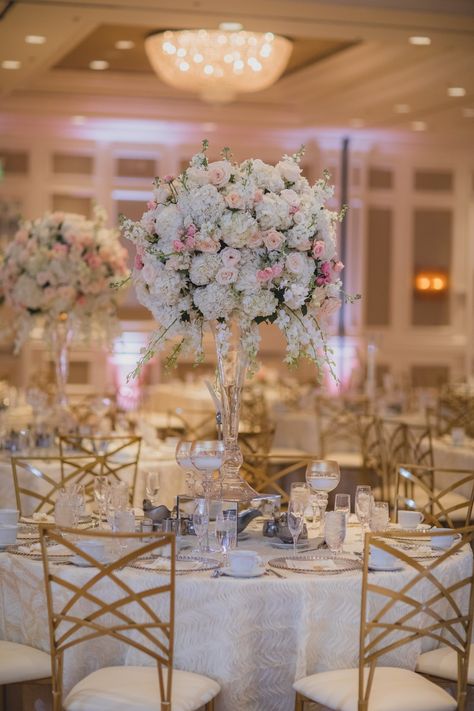 Blush White And Gold Wedding, Blush White Wedding, Amazing Wedding Centerpieces, Quince Centerpieces, Blush Gold Wedding, White And Gold Wedding, Centerpiece Flower, Pink And White Weddings, Gold Wedding Colors