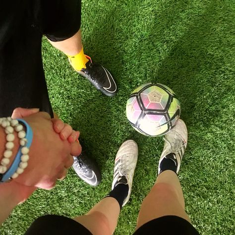 Couple goals for soccer players. Do what you love with the people you love Soccer Boyfriend Relationship Goals, Soccer Boyfriend And Girlfriend, Footballer Couple Aesthetic, Couple Picture Soccer, Boyfriend Football Pictures, Soccer And Dance Couples, Cute Soccer Aesthetic, Soccer Girlfriend Relationships, Couple Football Pics