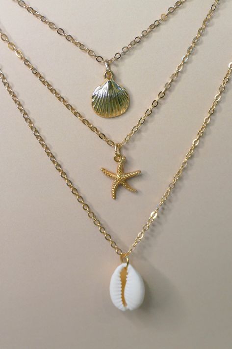 Embrace the beauty of the sea with the Summer Ocean’s Shell Necklace. This enchanting piece features a finely detailed shell pendant, perfect for adding a touch of ocean-inspired elegance to any outfit. Ideal for both casual beach days and sophisticated summer evenings, this necklace brings the serenity of the ocean to your wardrobe. Details Alloy material 14.5” chain , 2” extension extender option and a 1” dainty diffuser extender. Dainty diffuser for diffusing essential oils which can be removed if desired. Unique faux suede material will diffuse essential oils for hours. Wipe your necklace clean after wearing to preserve the life of your jewelry. Please keep dry and remove when bathing or swimming. Seashells Necklace Aesthetic, Ocean Themed Jewelry, Seashell Necklace Aesthetic, Mermaid Jewlery, Beach Jewelry Diy, Cute Jewelry Necklaces, Ocean Stuff, Diffuse Essential Oils, Sea Inspired Jewelry