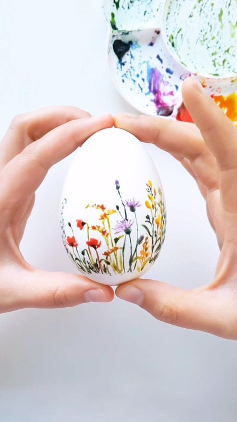 sushhegde on Instagram: Wildflowers blooming on an egg! I painted this one 2 years ago with watercolours and it has been so loved every time I shared it. Here's a… Natal, Painting On Eggs, Watercolour Easter Eggs, How To Paint Easter Eggs, Watercolor Eggs Painting, Easter Egg Ideas Decorating, Painted Eggs Art, Eggs Painting Ideas, Egg Painting Ideas Art