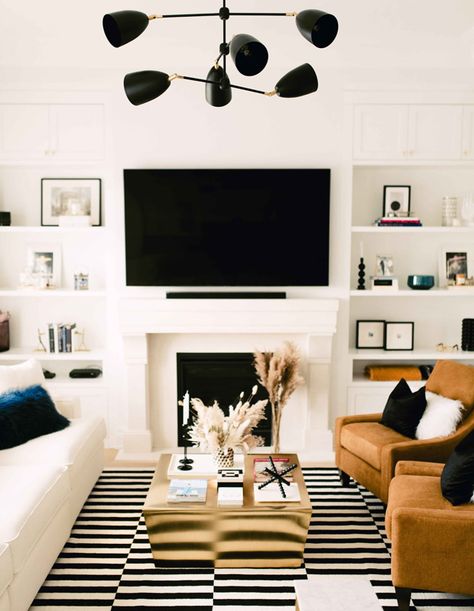 Cozy Black And White Living Room, Black And White Modern Living Room, Black And White Family Room, Big Sunroom, Family Room Design Cozy, Cozy Chic Living Room, Chic Family Room, White Family Room, Modern Family Room Design