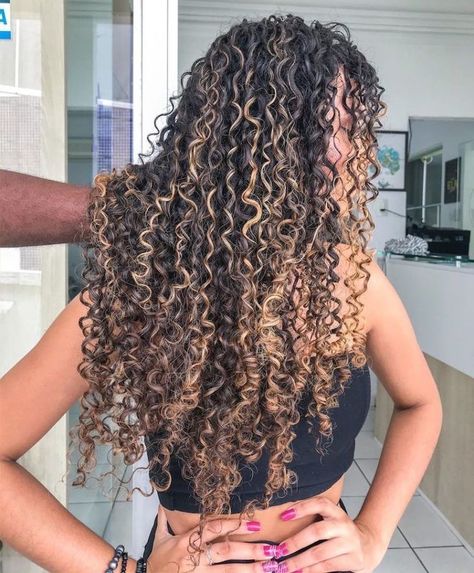 Ombre Hair On Curly Hair, Biracial Hair Highlights, Curly Ombre Hair Naturally, Highlighted Curly Brown Hair, Highlights For Natural Curly Hair, Bolyoge Curly Hair, Black Hair Brown Highlights Curly, Curly Hair Highlights Brown, Brown Ombre Curly Hair