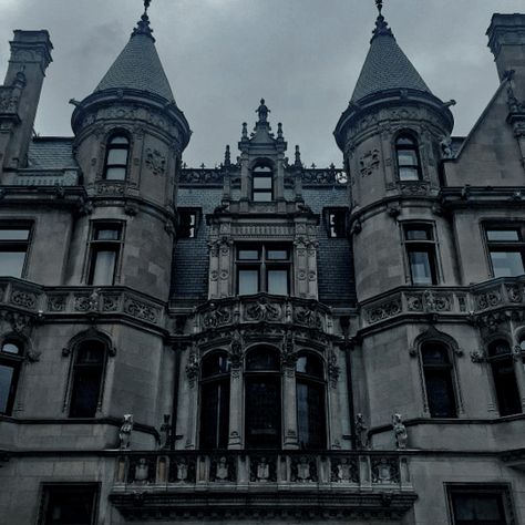 Hogwarts Script, Dark Architecture, Wednesday Aesthetic, Slytherin Princess, Paisajes Aesthetic, Goth Academia, Gothic Academia, Goth Dark Academia, Darkest Academia