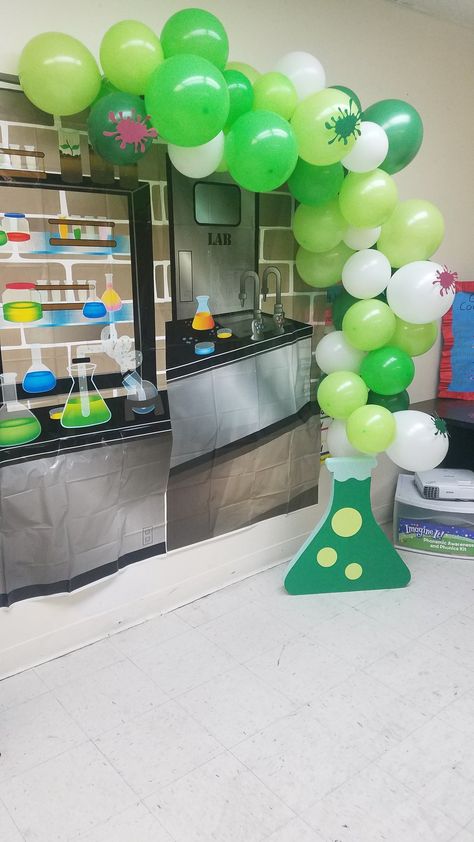Lab background with handmade beaker and Balloon Garland Science Party Balloon Decor, Beaker Balloon Arch, Lab Decorations Decorating Ideas, Science Beaker Decor, Science Theme Balloon Decor, Science Party Balloon Arch, Science Party Balloons, Science Cricut Ideas, Science Balloon Garland