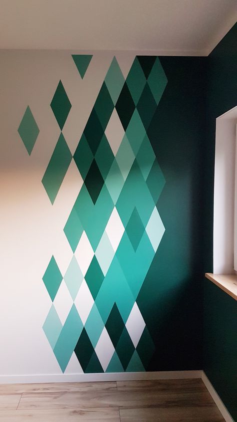 Green Wall Design Paint, Gradient Paint Wall, Green Paint Ideas For Walls, Geometrical Wall Design, Green Geometric Wall Paint, Dark Wall Painting Ideas, Geometric Wall Ideas, Green Wall Paint Design, Green Bedroom Mural