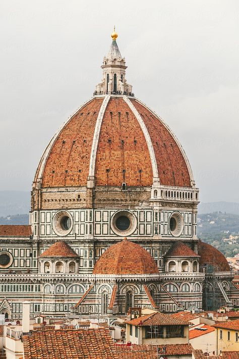 La Catedral de Florencia, formalmente la Cattedrale di Santa Maria del Fiore, es la catedral de Florencia, Italia.  Se inició en 1296 en estilo gótico con un diseño de Arnolfo di Cambio y se completó estructuralmente en 1436, con la cúpula diseñada por Filippo Brunelleschi (conocida como la cúpula de Brunelleschi). Cathedral Architecture, Florence Dome, Filippo Brunelleschi, Florence Cathedral, Duomo Florence, Italy Architecture, Magic Places, Italian Architecture, Florence Tuscany