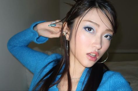 Blue makeup; 00s korean makeup #asianmakeup #makeup Blue Korean Makeup Aesthetic, 200s Asian Makeup, 2000 Japanese Makeup, One Eyelid Makeup, Japanese Makeup 2000s, 2000s Makeup Looks Korean, Asian Blue Eyeshadow, 2000 Korean Makeup, 2000s Blue Makeup