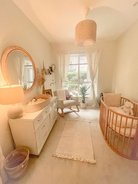 Small Baby Nursery, Small Room Nursery, Cozy Baby Room, Bilik Idaman, Newborn Room, Baby Nursery Inspiration, Baby Room Organization, Baby Room Themes, Baby Room Neutral