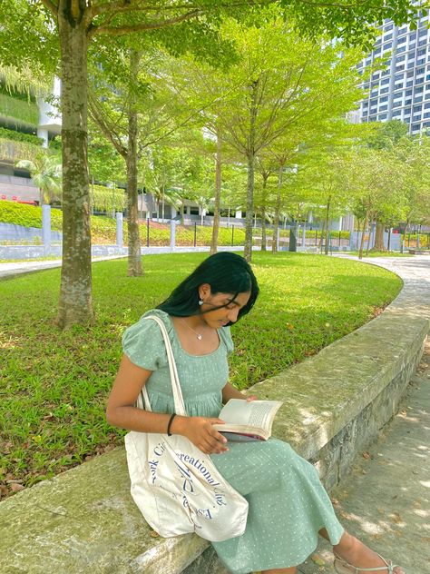 reading in the park <3 Reading In Park, Summer Reading Aesthetic, Master Vision, Reading In The Park, Girl With Book, Boy Reading, Park Aesthetic, Summer Vision, Beach Reads