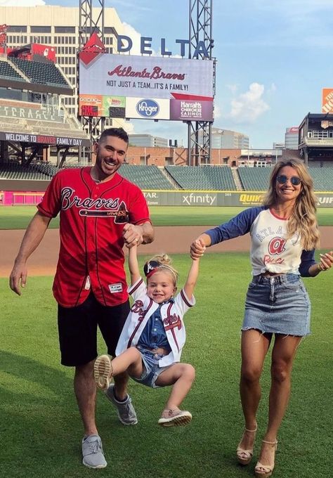 Baseball Wife Outfit, Baseball Family Quotes, Mlb Wife Aesthetic, Baseball Softball Couple, Trophy Wife Outfit, Baseball Wife, Nfl Wives, Baseball Boyfriend, Braves Game