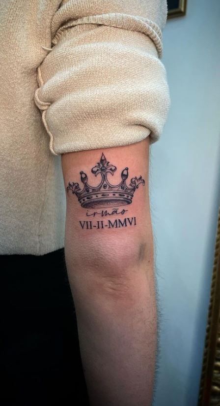 Crown With Date Tattoo, Name And Crown Tattoos, Tattoo Crown Men, Three Point Crown Tattoo, Crown Queen Tattoo, Crown Tattoos Men, King Tattoo Men Crowns, King Crown Tattoo Design For Men, Crown Tattoo Placement