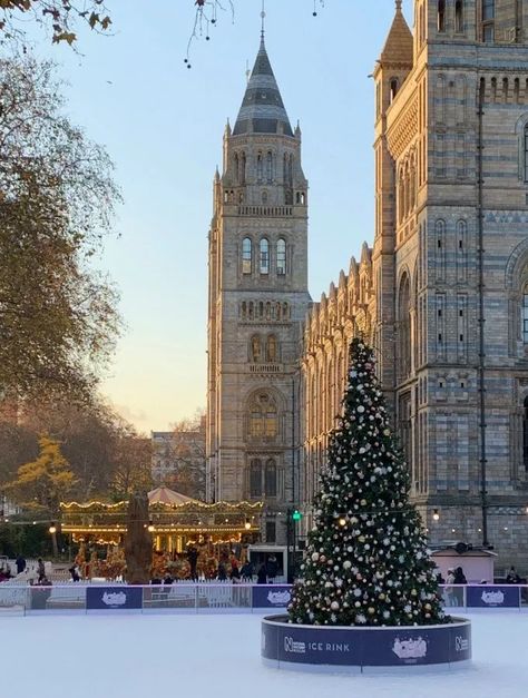 Natal, Christmas In England Aesthetic, London In Winter Pictures, London Christmas Bucket List, London Christmas Pictures, England At Christmas, London During Winter, London England Christmas, Christmas Time In London