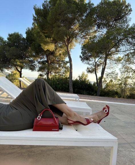 Red Jacquemus, Jacquemus Bag Outfit, Green Bag Outfit, Outfit For Paris, Red Bag Outfit, Jacquemus Bag, Bag Outfit, Have Courage And Be Kind, Spring Aesthetic