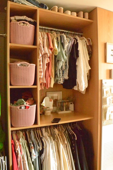 Dorm Room Ideas Closet, Wooden Dorm Room Ideas, Dorm Clothing Organization, College Desk Organization Dorm, Dorm Room Ideas With Futon, Cute Dorm Storage, Snacks For College Students Dorm Room, Dorm Desk Mirror, Dorm Drawer Organization