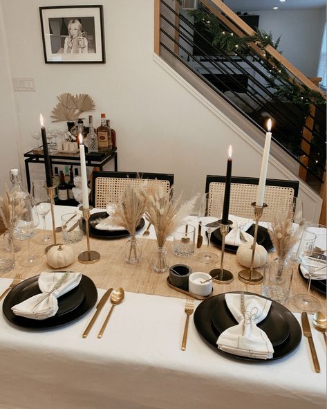 Table Inspiration Dinner, Table Setup For Dinner Party, Set Up Table For Dinner, How To Set Dinner Table, Thanksgiving Table Decor Minimalist, Minimalist Table Decor Party, Minimalistic Thanksgiving Table, Table Decor Dinner Party, Black And Gold Thanksgiving Table