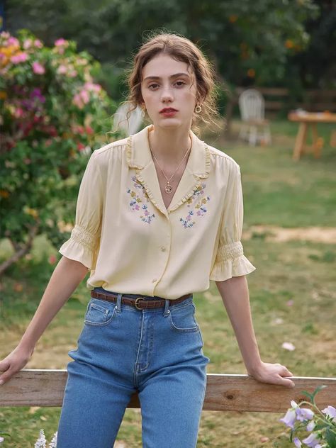How to Wear Cottagecore, Because The Whimsical Aesthetic Isn't Going Anywhere Blouse Simple, Cottagecore Outfits, Victorian Blouse, 여름 스타일, Stil Vintage, Simple Retro, Orange Light, Simple Blouse, Vintage Blouse