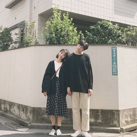 Korean Couple Fashion, Korean Couple Photoshoot, Couple Outfit Ideas, Pre Wedding Photoshoot Outfit, Korean Wedding Photography, Couple Fashion, Couple Poses Reference, 사진 촬영 포즈, Couple Outfit