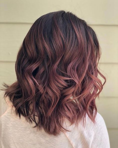 7 Reasons Why Strawberry Brunette Is the Perfect Shade for Fall Hair Color Ideas For Brunettes Balayage, Guytang Mydentity, Haircut Balayage, Hairstyle Balayage, Gold Balayage, Kadeřnické Trendy, Gold Hair Colors, Hair Color Rose Gold, Balayage Color