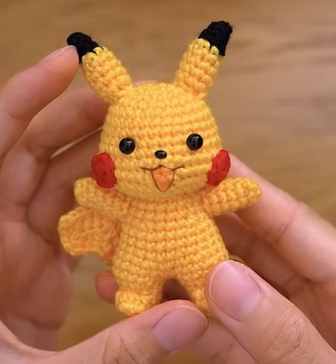 This Pikachu Amigurumi crochet step-by-step pattern will guide you in making the best cuddling toy for your kids. Amigurumi Patterns, Free Crochet Pikachu Pattern, Crochet Pikachu, Pikachu Amigurumi, Crochet Step By Step, Crochet Flamingo, Crochet Ladybug, Pikachu Crochet, Pokemon Crochet