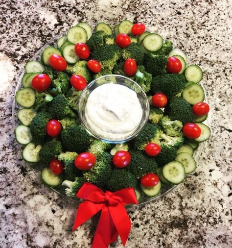 Christmas Day Food, Veg Tray, Fun Christmas Food Ideas, Gingerbread Day, Fun Christmas Food, Christmas Food Ideas, Menu Table, Amazing Food Decoration, Best Christmas Recipes