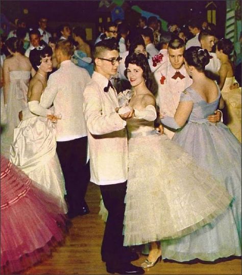 vintage everyday: Fashion for Teen – 33 Charming Snapshots Captured Young Girls… 1950s Prom, 50s Prom, Zombie Prom, High School Prom, Mode Retro, Formal Dance, Vintage Prom, Look Retro, Photo Vintage