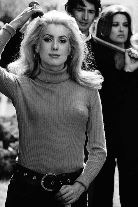 Style inspiration from the iconic Catherine Deneuve. Catherine Deneuve Style, Catherine Denueve, French Beauty Secrets, Magazine Vogue, French Beauty, Vogue Us, Catherine Deneuve, Jane Fonda, French Actress