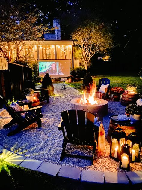 Backyard Campfire Party, Backyard Campfire, Backyard Movie Theaters, Outdoor Movie Night, Fire Pit Party, Fire Pit Decor, Fall Backyard, Outdoor Fire Pit Designs, Fire Pit Landscaping