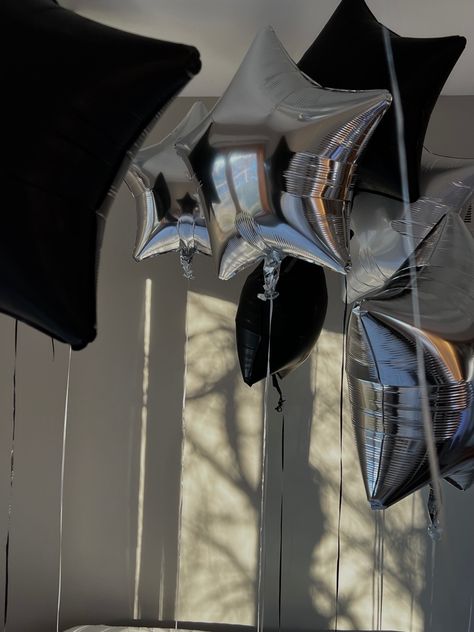 Black Star Balloon, Stars Balloons Decoration, Silver Black Aesthetic, Black Silver Birthday Theme, Silver Balloons Aesthetic, Birthday Aesthetic Black And White, Star Birthday Party Ideas Decoration, Silver And Black Theme Birthday Party, Birthday Party Ideas Black And White