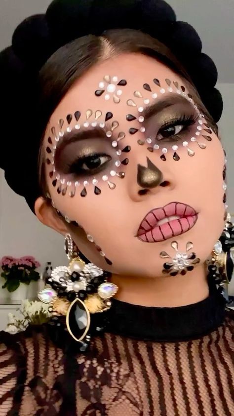 Sugar Skull Halloween Costume Diy, Halloween Makeup Men Beard, Catrina Outfit, Sugar Skull Halloween Costume, Skeleton Face Makeup, Halloween Skeleton Makeup, Catrina Costume, Halloween Makeup Sugar Skull, Dead Makeup