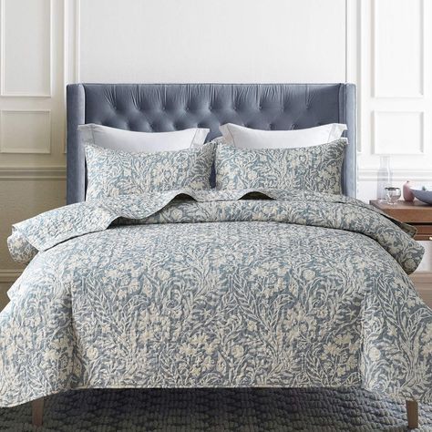 King Bedding Set, Bedroom Decor Blue And White, Master Bed Bedding, Bedroom With Navy Bedding, Farmhouse Bedroom Quilt, Guest Bedroom Bedding Ideas, King Size Bedding Ideas, Green Bedrooms Ideas, Layering A Bed