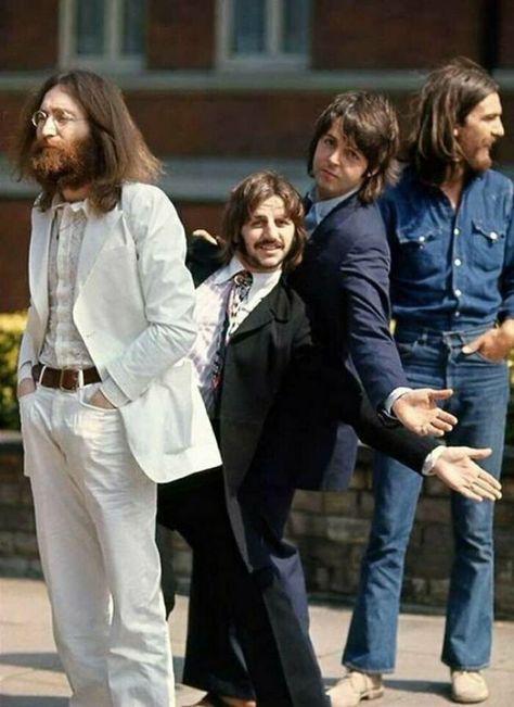 The Beatles Waiting To Cross Abbey Road, 1969 Stuart Sutcliffe, John Lenon, Good Will Hunting, Beatles Photos, Beatles Pictures, Sgt Pepper, Beatles Abbey Road, Linda Mccartney, Betty White