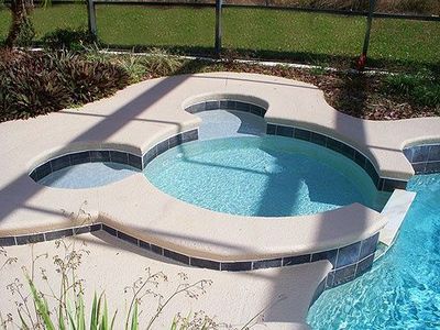 Mickey shaped pool! Disney Backyard, Disney House Ideas, Casa Disney, Mickey Mouse House, Disney Bathroom, Disney Garden, Disney House, Mickey House, Castle Bed