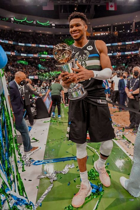 Cute Nba Players, Antetokounmpo Giannis, Antetokounmpo Wallpaper, Giannis Antetokounmpo Wallpaper, Milwaukee Bucks Basketball, Bucks Basketball, Kelly Oubre Jr, Best Nba Players, Nfl Football Pictures