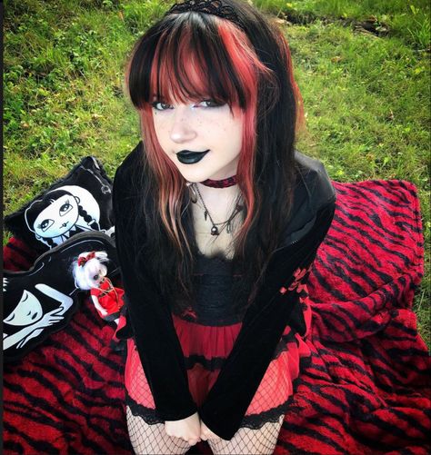 Goth Hairdye Ideas, Black And Red Emo Hair, Mall Goth Hairstyles Short, Goth Colored Hair, Shaggy Alt Hair, Red Goth Hair, Goth Hair Dye Ideas, Emo Hair Dye, Goth Hair Dye