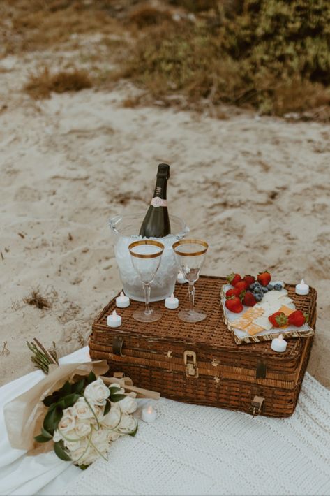 Engagement Picnic Setup, Proposal Ideas Hawaii, Simple Picnic Proposal, Engagement Beach Ideas, Subtle Proposal Ideas, Beach Proposals Ideas, Proposal Ideas At The Beach, Private Beach Proposal, Park Proposal Decoration