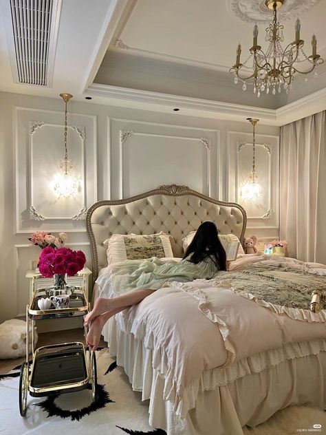 Gossip Girl Bedroom, Luxury Bedroom Design Classy, Rich Girl Bedroom, Fancy Bedroom, Classy Rooms, Luxury Room Bedroom, Luxury Bedroom Design, Casa Vintage, Classy Bedroom